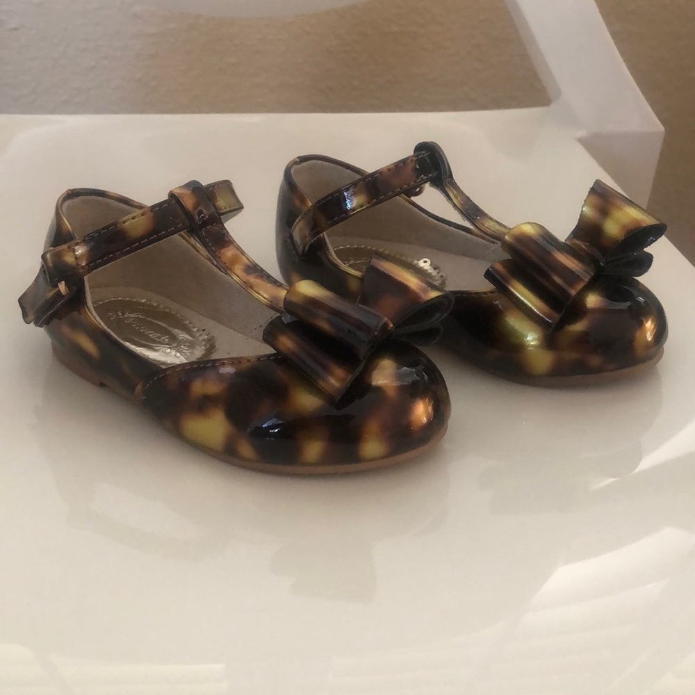 Joyfolie baby girl shoes. Tortoise print with bow.